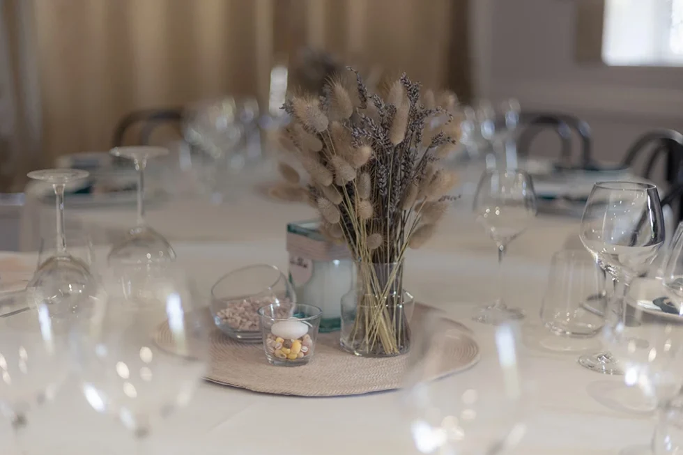 Centre de table avec fleurs séchées et vaisselle