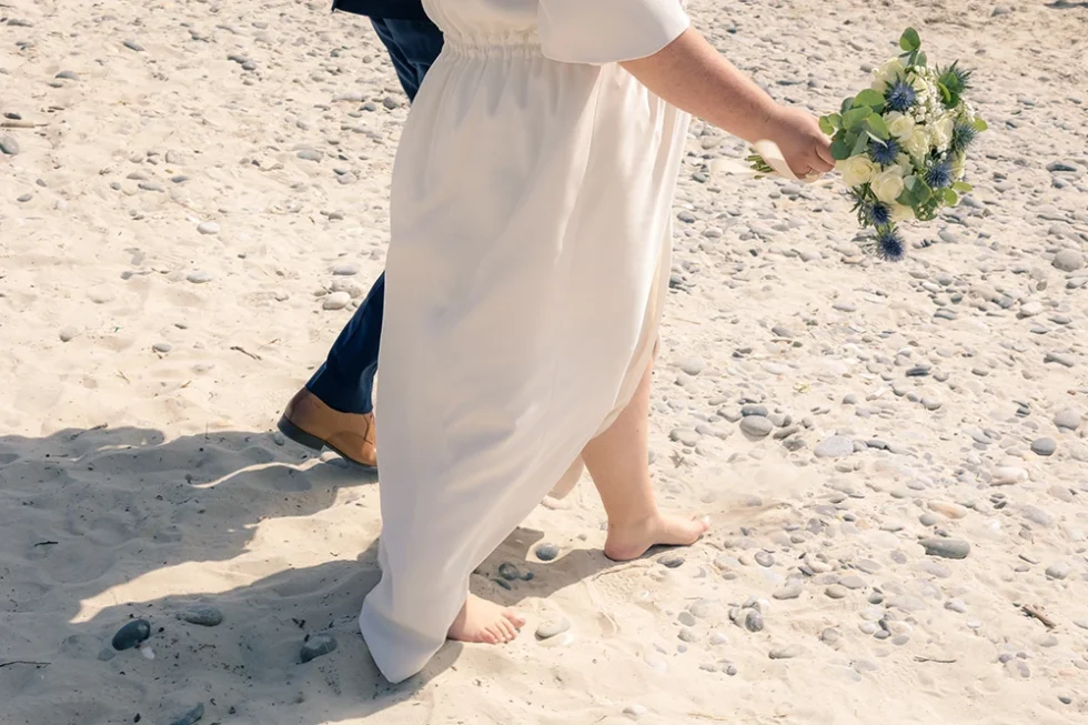 Anne-Laure en robe blanche sur le sable