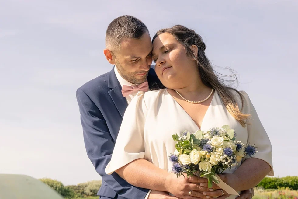 Le couple pose bras dessus bras dessous