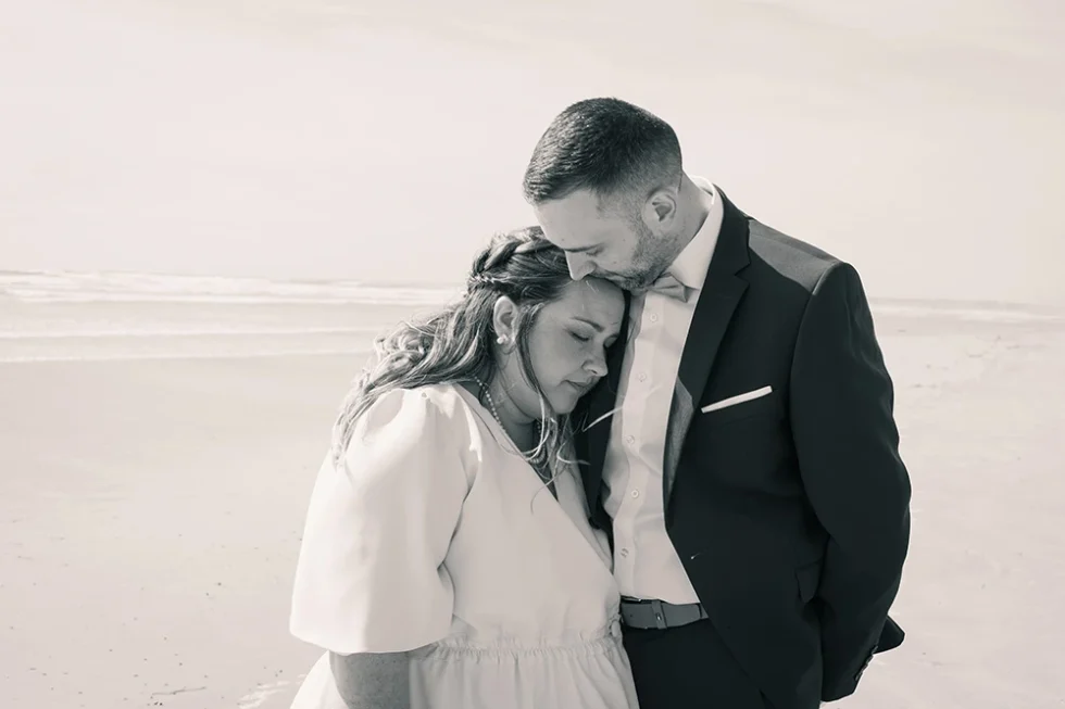 Anne-Laure et Sébastien s’enlacent tendrement