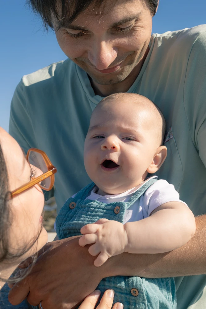 Photo naturelle d'une famille avec enfants prise à leur domicile.
